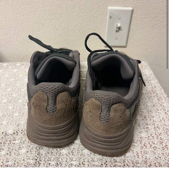 Authentic Adidas Yeezy boost 700 mauve - Picture 2 of 11
